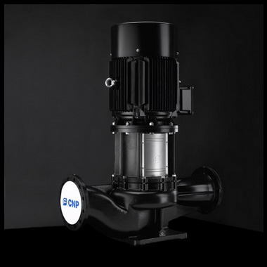 單級立式管道循環泵，泵進出水口在泵底同一直線上，產品設計為頂部可拉出的拆裝形式，其可以在不影響管路系統的情況下對泵進行維修。