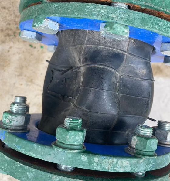 水泵進口軟連接被吸癟的原因